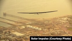 Pesawat Solar Impulse-2 (Si2) terbang di atas Oman menuju ke Ahmedabad, India, Selasa (10/3).