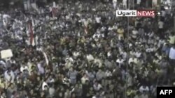 Amaterski snimak današnjih antivladinih demonstracija u gradu Rastan, u centralnom delu Sirije