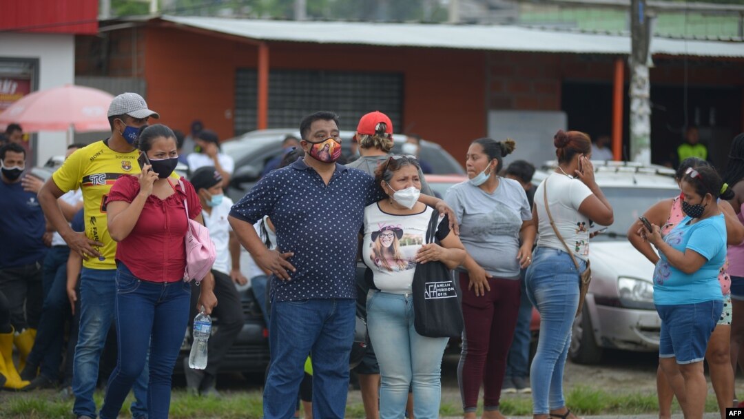 Familiares de los prisioneros del Centro de Privación de Libertad Zona 8 son vistos mientras esperan noticias, en Guayaquil, Ecuador, el 23 de febrero de 2021.