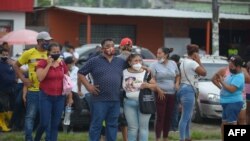 Familiares de los prisioneros del Centro de Privación de Libertad Zona 8 son vistos mientras esperan noticias, en Guayaquil, Ecuador, el 23 de febrero de 2021.