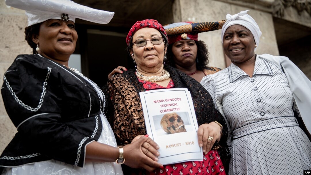 Esther Utjiua Muinjangue, présidente de la Fondation du génocide d'Ovaherero en Namibie, et les membres de la délégation namibienne, le 27 août 2018.
