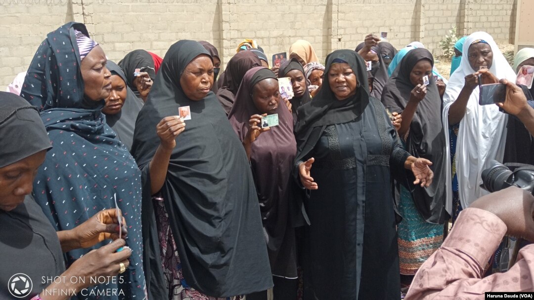 'Yan'uwan mutanen da 'yan-bindiga su ka sace a jirgin kasan Abuja-Kaduna.