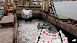 2006년 선적되는 대북지원 물자 (자료사진)