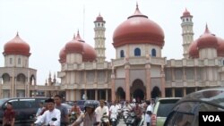 Umat Muslim seusai melaksanakan sholat Jumat di Masjid Agung Baitul Makmur, Kota Melaboh, Aceh Barat (Foto:VOA/Budi Nahaba)