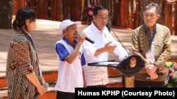 Jokowi dan pegiat hutan produktif masyarakat bertukar pikiran di sela acara Festival Kehutanan Nasional di Yogyakarta, Jumat, 28 September 2018. (Foto courtesy: Humas KPHP)