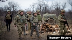볼로디미르 젤렌스키 우크라이나 대통령(가운데)이 러시아와의 국경 돈바스 지역을 시찰하고 있다.