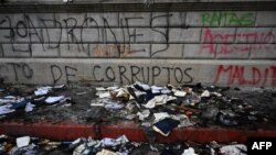 Documentos dañados se ven fuera del Congreso un día después de que fue quemado durante una protesta exigiendo la renuncia del presidente guatemalteco Alejandro Giammattei, en la Ciudad de Guatemala el 22 de noviembre de 2020.