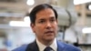 El secretario de Estado de Estados Unidos, Marco Rubio, habla con los medios durante una visita a los talleres de la firma de mantenimiento de aeronaves Aeroman en San Luis Talpa, El Salvador, el 3 de febrero de 2025. 