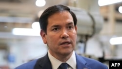 El secretario de Estado de Estados Unidos, Marco Rubio, habla con los medios durante una visita a los talleres de la firma de mantenimiento de aeronaves Aeroman en San Luis Talpa, El Salvador, el 3 de febrero de 2025. 