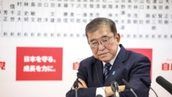 Perdana Menteri Jepang Shigeru Ishiba berbicara kepada awak media di markas Partai Demokrat Liberal di Tokyo, pada 27 Oktober 2024. (Foto: Takashi Aoyama/Pool via Reuters)