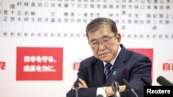 Perdana Menteri Jepang Shigeru Ishiba berbicara kepada awak media di markas Partai Demokrat Liberal di Tokyo, pada 27 Oktober 2024. (Foto: Takashi Aoyama/Pool via Reuters)