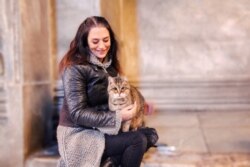 Diferentes estudios han demostrado que las mascotas llenan vacíos emocionales y son terapéuticos para muchas personas. Foto de archivo de la guía turística Umut Bahceci, con su mascota Gli, en Estambul, Turquía.