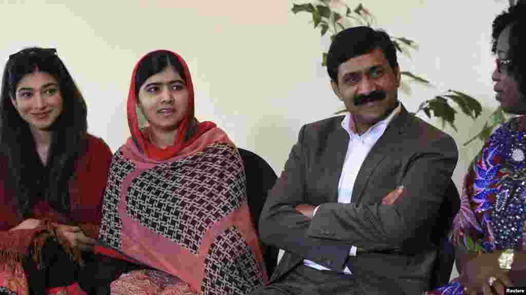 La défenseuse pakistanaise de l&rsquo;éducation pour jeunes filles, Malala Yousafzai (à gauche) assise avec son père Ziauddin Yousafzai et le PDG du Fond Malala, Shiza Shahid (à droite) au cours d&rsquo;une réunion avec les dirigeants de la campagne &laquo;&nbsp;Ramenez-nous nos filles&nbsp;&raquo;, à Abudja, Nigeria, le 3 juillet 2014. REUTERS/Afolabi Sotunde 