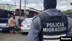 ARCHIVO - Fuerzas de seguridad de Costa Rica participan en un operativo policial para detener a personas sospechosas de tener vínculos con una red internacional de tráfico de personas que opera entre Ecuador y Estados Unidos, en San José, Costa Rica, el 6 de agosto de 2024.