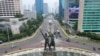 Suasana di sekitar Tugu Selamat Datang, di Bundaran Hotel Indonesia, Jakarta, 14 September 2020. (Foto: ADEK BERRY / AFP)