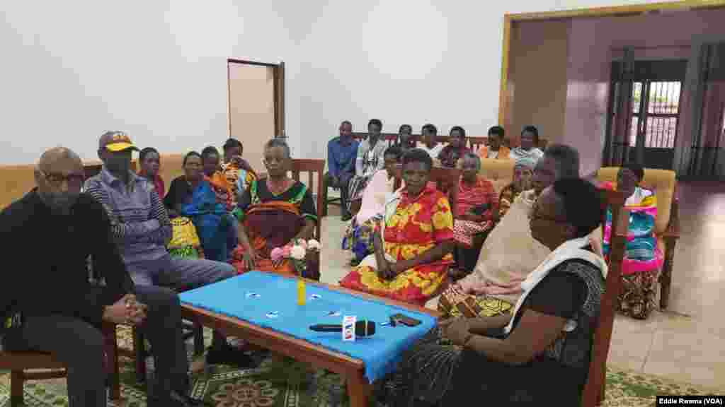 Bamwe mu babyeyi bagizwe incike na jenoside&nbsp;batuye mu nzu yabagenewe iri mu karere ka Bugesera mu ntara y&#39;uburasirazuba bw&#39;u Rwanda mu kiganiro n&#39;umunyamakuru w&#39;Ijwi ry&#39;Amerika Eddie Rwema