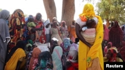 Des femmes soudanaises du camp de réfugiés d'Adre se rassemblent sous un arbre pour raconter la mort de leurs enfants et de membres de leur famille, 12 novembre 2023, Tchad. Reuters / El Tayeb Siddig