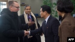 Jeffrey Feltman serre la main des officiels du DPRK à son arrivée à Pyongyang, le 5 décembre 2017.