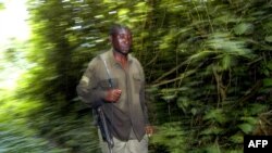 Une garde du parc national des Virunga en République Démocratique du Congo, le 24 avril 2004.