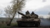 Militares ucranianos viajan en un tanque a lo largo de una carretera en la ciudad de Chasiv Yar, en medio del ataque de Rusia a Ucrania, cerca de una línea de frente en la región de Donetsk, Ucrania, 22 de abril de 2023. REUTERS/Sofiia Gatilova