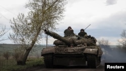 Militares ucranianos viajan en un tanque a lo largo de una carretera en la ciudad de Chasiv Yar, en medio del ataque de Rusia a Ucrania, cerca de una línea de frente en la región de Donetsk, Ucrania, 22 de abril de 2023. REUTERS/Sofiia Gatilova