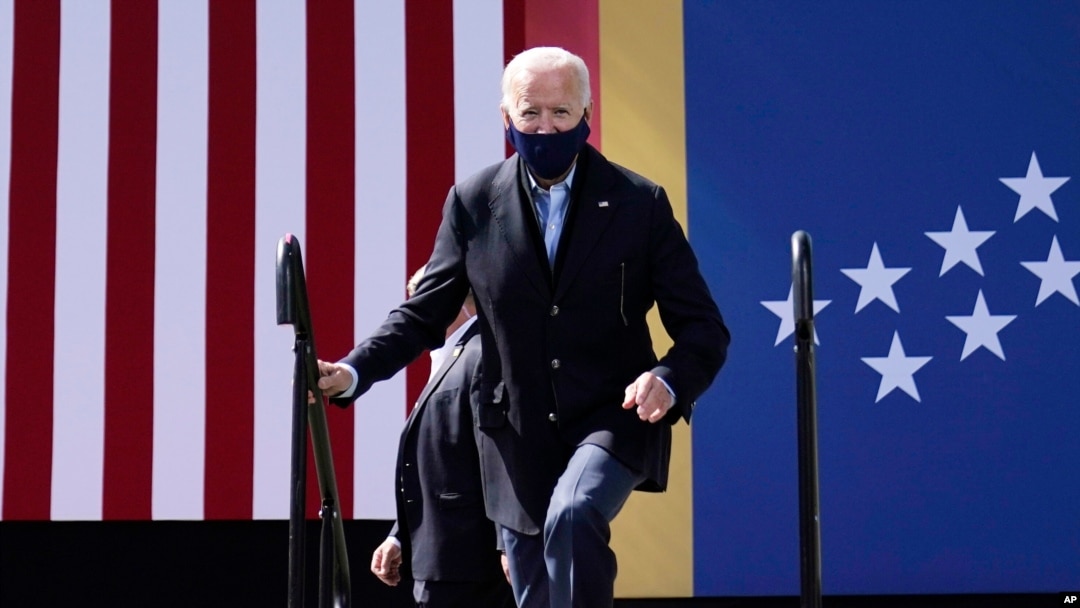 Umukandida w'abademokrate Joe Biden ashitse aho ashikiririza ijambo mu myiyamamazo i Durham, Carolina y'Uburaruko, wk'itariki 18-10 2020.