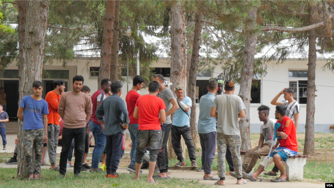 Arhiva - Migranti u prihvatnom centru u Obrenovcu kod Beograda.