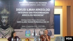 Diskusi ilmiah Ikatan Ahli Arkeologi Indonesia Jawa Timur membahas persoalan arkeologi di Jawa Timur di kampus Universitas Negeri Malang. (VOA/Petrus Riski)