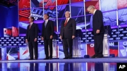 បេក្ខជន​ប្រធានាធិបតី​ខាង​គណបក្ស​សាធារណរដ្ឋ​ពី​ឆ្វេង​ទៅ​ស្តាំ​​ អតីត​សមាជិ​ក​ព្រឹទ្ធ​​​សភា​ Rick Santorum អតីត​អភិបាល​រដ្ឋ​​ Massachusetts​ Mitt Romney អតីត​ប្រធាន​សភា​តំណាង​រាស្រ្ត​​ Newt Gingrich ​និង​តំណាង​រាស្រ្ត​សហរដ្ឋ​អាមេរិក​​ Ron Paul​នៅ​ក្នុង​ទីក្