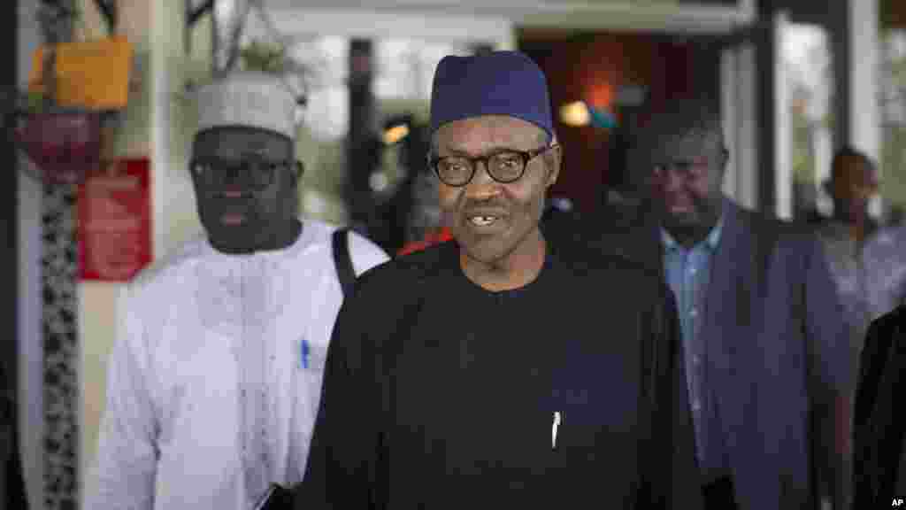 Le candidat de l&#39;opposition, le général Muhammadu Buhari, s&#39;en va après le renouvellement de l&#39;engagement à organiser des élections pacifiques &quot;libres, justes et crédibles&quot;, dans un hôtel de la capitale Abuja, Nigeria jeudi 26 mars 2015. &nbsp;