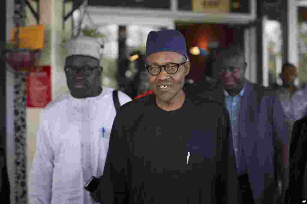 Pemimpin oposisi Nigeria, Jenderal Muhammadu Buhari, usai menandatangani perjanjian pemilu damai dan adil di ibukota Abuja dengan Presiden Goodluck Jonathan (26/3). (AP/Ben Curtis)