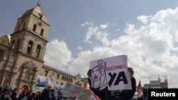 Manifestantes en Bolivia protestan contra la presidenta interina Jeanine Áñez demandando la reactivación de la economía que fue afectada por la pandemia del coronavirus. La Paz, julio 14, 2020.