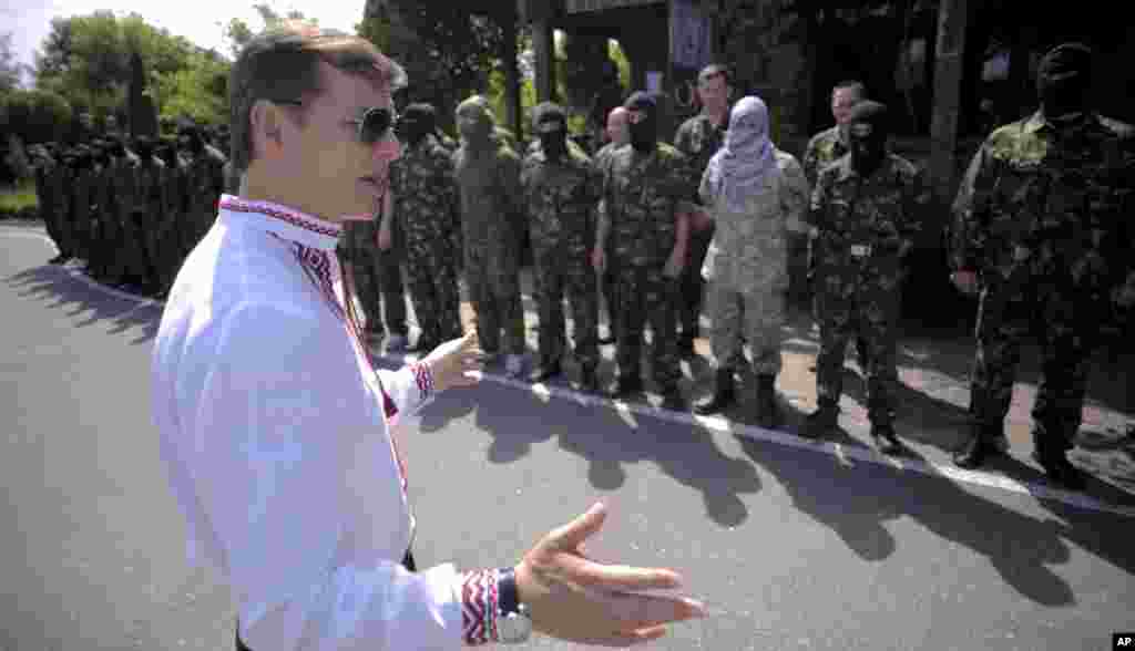 Oleh Lyashko, leader of Ukrainian Radical Party and presidential candidate, speaks to self-defense volunteers at a training ground outside Kyiv, May 23, 2014.