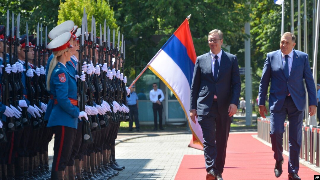 Predsednik Srbije Aleksandar Vučić i predsednik Republike Srpske Milorad Dodik na ceremoniji u Banjaluci (Foto: AP/Radivoje Pavicic)