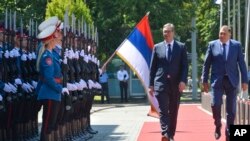 Predsednik Srbije Aleksandar Vučić i predsednik Republike Srpske Milorad Dodik na ceremoniji u Banjaluci (Foto: AP/Radivoje Pavicic)