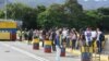 Migrantes cruzan el puente Simón Bolívar en la frontera entre Venezuela y Colombia. Foto de archivo.