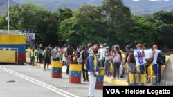 Migrantes cruzan el puente Simón Bolívar en la frontera entre Venezuela y Colombia. 