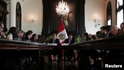 Primer Ministro de Perú, Vicente Zeballos, habla en una conferencia de prensa en el Palacio de Gobierno en Lima, el 9 de octubre.