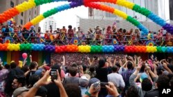 Para peserta parade hak kaum gay di Sao Paulo, Brazil, Minggu (29/5).