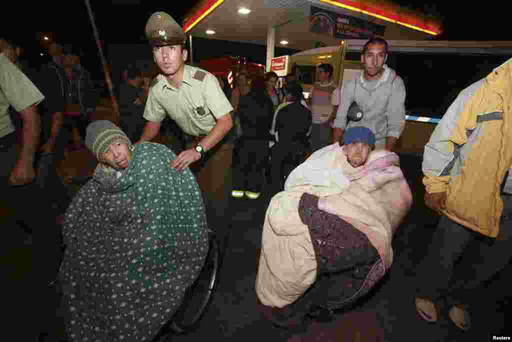 People are evacuated from their shelter after a tsunami alarm at Antofagasta city, north of Santiago, April 1, 2014. 