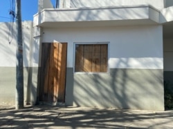 Ventanilla de atención al cliente clausurada en un banco cerrado en Managua, Nicaragua. Foto Daliana Ocaña, VOA.