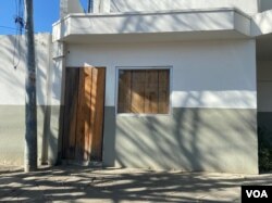Ventanilla de atención al cliente clausurada en un banco cerrado en Managua, Nicaragua. Foto Daliana Ocaña, VOA.