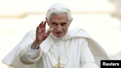 Benedicto XVI saluda a la multitud al arribar a su audiencia semanal en la Plaza de San Pedro, en el Vaticano.