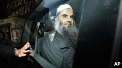 Abu Qatada diamankan setelah sidang dengar pendapat terkait kasus keamanan dan deportasi di London (17/4). AL-Qaida Afrika Utara (AQIM) menawarkan pembebasan Stephen Malcolm apabila pemerintah Inggris membebaskan tokoh militan Abu Qatada dari tahanan.