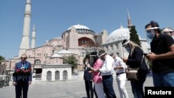 رجب طیب اردوغان، رئیس جمهوری ترکیه، تابستان ۲۰۲۰ در مسجد جامع ایاصوفیه استانبول با خبرنگاران گفت‌وگو می‌کند (آرشیو)