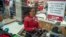 Zandile Mlotshwa, 21 ans, caissière au supermarché Spar dans la banlieue de Norwood à Johannesburg, compte son argent à la fin de sa journée de travail le 30 mars 2020.  (AP Photo/Jerome Delay)