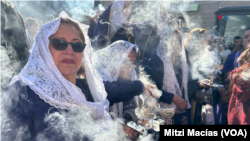 Julia participa de la procesión del Señor de los Milagros desde hace 22 años como sahumadora, que son las mujeres a cargo de quemar el tradicional incienso durante el recorrido de la imagen.