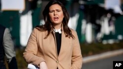 Juru bicara Gedung Putih Sarah Huckabee Sanders berbicara kepada media di luar Gedung Putih, Selasa (18/12). 