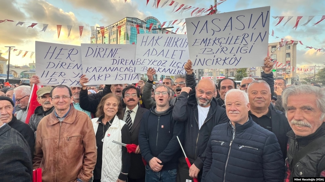 Hafta içi olmasına rağmen dün Esenyurt'taki Cumhuriyet Meydanı'nda yaklaşık 10 bin kişi toplandı.