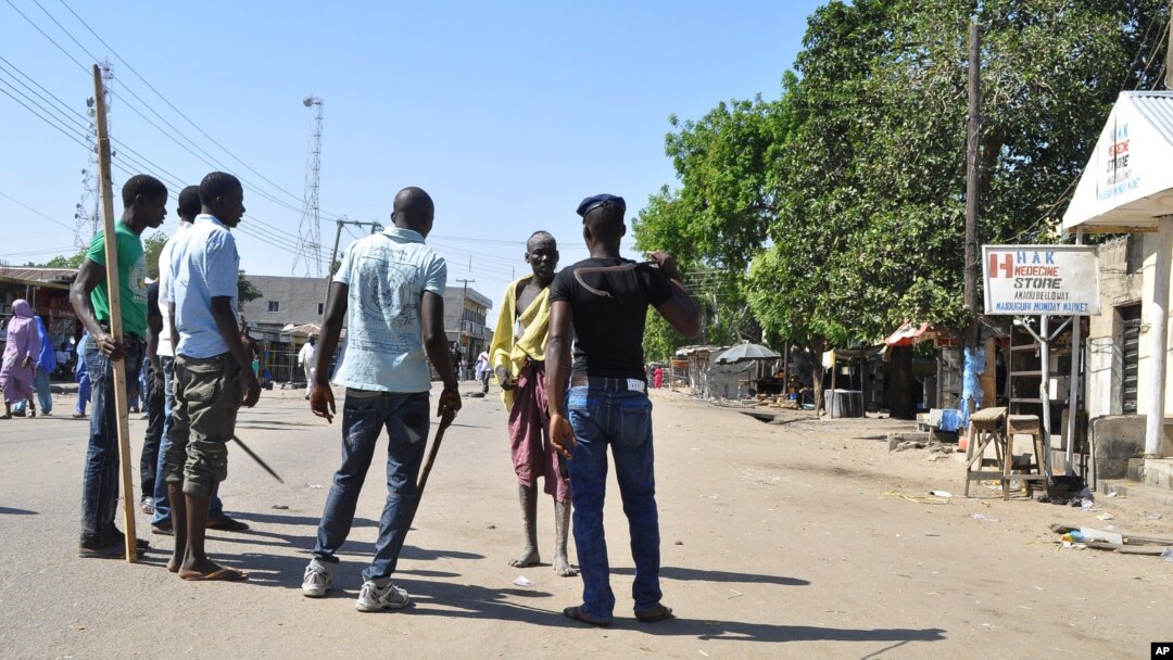 Warga memblokir jalan setelah dua ledakan terjadi di sebuah pasar di Maiduguri, Nigeria, Desember 2014.
